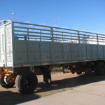 Acoplado con carrocería barandas volcables mixta